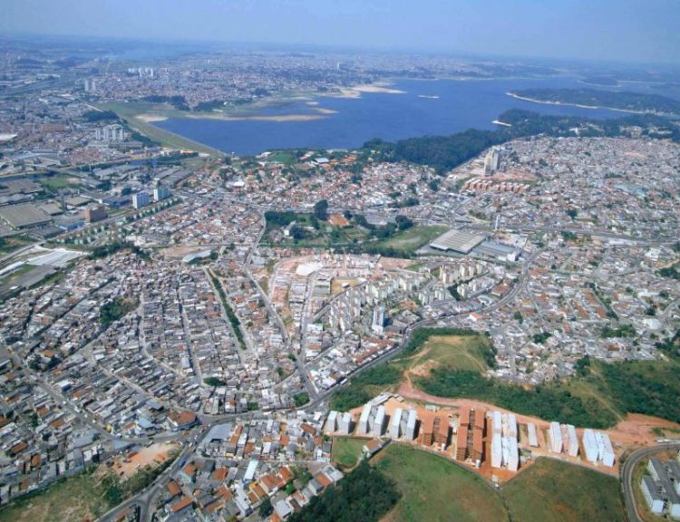Localizada na capital paulista, represa Guarapiranga abastece milhões de pessoas e foi a que mais teve substâncias acima do limite. Tratamento preventivo evitaria o aparecimento de substâncias que geram riscos à saúde (Foto: Sabesp/Divulgação)