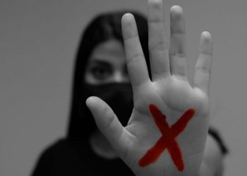 Decreto regulamenta pensão especial para filhos e dependentes órfãos por feminicídio. Menores de 18 anos terão direito a um salário mínimo mensal, com regras definidas pelo governo.