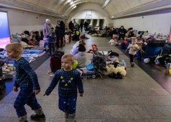 Enquanto a cidade de Kiev se prepara para um grande ataque russo, muitos moradores se escondem em abrigos antiaéreos, porões e estações de metrô.