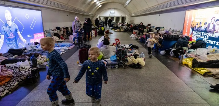 Enquanto a cidade de Kiev se prepara para um grande ataque russo, muitos moradores se escondem em abrigos antiaéreos, porões e estações de metrô.