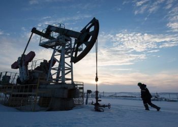 EUA alertam que sanções secundárias contra a China podem elevar preços globais da energia. Proposta de tarifas de 100% para China e Índia gera cautela entre aliados europeus.