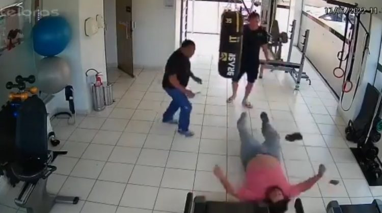 Personal trainer agride sindico em academia no DF