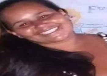 Mulher de 34 anos foi morta com tiro, e seu ex-companheiro é o principal suspeito. Crime aconteceu em Guarujá.