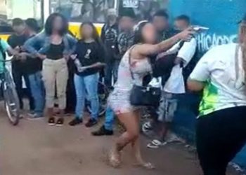 Redação Pragmatismo Redação Pragmatismo Editor(a) Educação 23/Mar/2022 às 16:01 COMENTÁRIOS VÍDEO: Jovem aponta arma de fogo para cabeça de aluna em escola do DF Jovem aponta arma para cabeça de aluna durante briga em escola no DF. Em nota, a instituição lamentou o ocorrido e disse que os últimos anos estão sendo difíceis para a educação: "Estudantes, professores e servidores se sentem acuados diante do descaso e da falta de estrutura com a comunidade escolar" aluna arma escola Uma aluna teve um revólver apontado contra a cabeça no lado de fora da escola onde estuda em São Sebastião, no Distrito Federal.