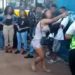 Redação Pragmatismo Redação Pragmatismo Editor(a) Educação 23/Mar/2022 às 16:01 COMENTÁRIOS VÍDEO: Jovem aponta arma de fogo para cabeça de aluna em escola do DF Jovem aponta arma para cabeça de aluna durante briga em escola no DF. Em nota, a instituição lamentou o ocorrido e disse que os últimos anos estão sendo difíceis para a educação: "Estudantes, professores e servidores se sentem acuados diante do descaso e da falta de estrutura com a comunidade escolar" aluna arma escola Uma aluna teve um revólver apontado contra a cabeça no lado de fora da escola onde estuda em São Sebastião, no Distrito Federal.