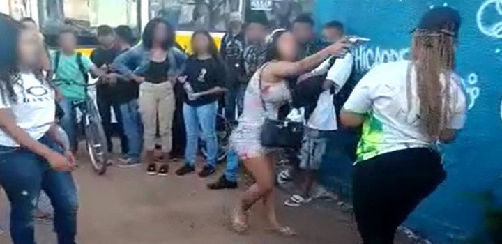 Redação Pragmatismo Redação Pragmatismo Editor(a) Educação 23/Mar/2022 às 16:01 COMENTÁRIOS VÍDEO: Jovem aponta arma de fogo para cabeça de aluna em escola do DF Jovem aponta arma para cabeça de aluna durante briga em escola no DF. Em nota, a instituição lamentou o ocorrido e disse que os últimos anos estão sendo difíceis para a educação: "Estudantes, professores e servidores se sentem acuados diante do descaso e da falta de estrutura com a comunidade escolar" aluna arma escola Uma aluna teve um revólver apontado contra a cabeça no lado de fora da escola onde estuda em São Sebastião, no Distrito Federal.