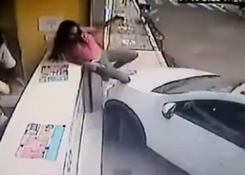 Débora Rezende conseguiu pular sobre o carro e escalar um balcão para manter-se ilesa O vídeo com a ação da estudante viralizou nas redes sociais