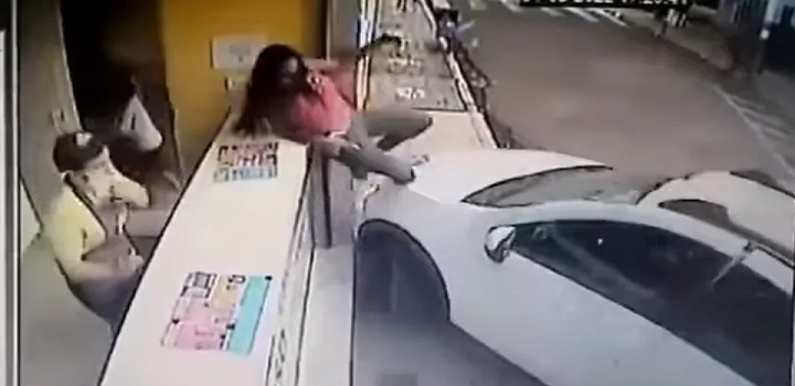 Débora Rezende conseguiu pular sobre o carro e escalar um balcão para manter-se ilesa O vídeo com a ação da estudante viralizou nas redes sociais