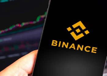 Um juiz de São Paulo determinou o bloqueio urgente nas contas da Binance após uma cliente investidora não profissional idosa acusar a empresa de ser alvo de um ataque hacker e perder R$ 250 mil em 15 minutos.