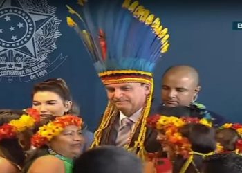 Decisão de homenagear o presidente partiu do ministro da Justiça e já havia sido publicada no 'Diário Oficial'. Só que entidades indígenas afirmam ser uma 'afronta' Bolsonaro ser agraciado com medalha que deveria ir para quem protege os povos originários.