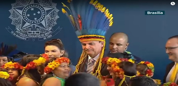 Decisão de homenagear o presidente partiu do ministro da Justiça e já havia sido publicada no 'Diário Oficial'. Só que entidades indígenas afirmam ser uma 'afronta' Bolsonaro ser agraciado com medalha que deveria ir para quem protege os povos originários.