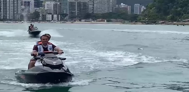 Bolsonaro passeou de moto aquática em Praia Grande, SP — Foto: Reprodução