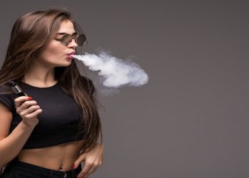 Com venda proibida, cigarro eletrônico é sensação entre os jovens e acende alerta Especialistas alertam para complicações cardiovasculares e pulmonares dos cigarros eletrônicos