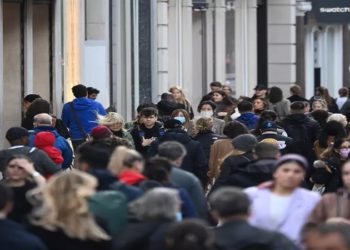 Pessoas sem máscaras de proteção contra a Covid-19 caminham pela Oxford Street, em Londres, em plena pandemia da Covid-19 no Reino Unido, em 20 de outubro de 2021 — Foto: Toby Melville/Reuters