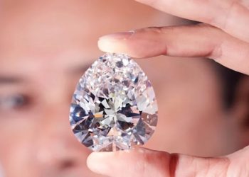 Um diamante branco de 228,31 quilates, conhecido como ‘A Pedra’, será leiloado pela casa de leilões Christie’s em maio, na Suíça, por um preço estimado entre US$ 20 e US$ 30 milhões,