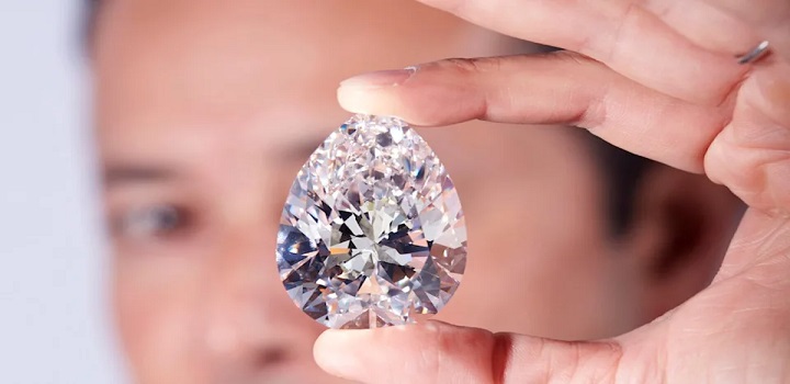 Um diamante branco de 228,31 quilates, conhecido como ‘A Pedra’, será leiloado pela casa de leilões Christie’s em maio, na Suíça, por um preço estimado entre US$ 20 e US$ 30 milhões,