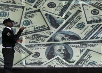 queda do dólar, Dólar engata queda e vai abaixo de R$5