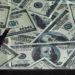 queda do dólar, Dólar engata queda e vai abaixo de R$5