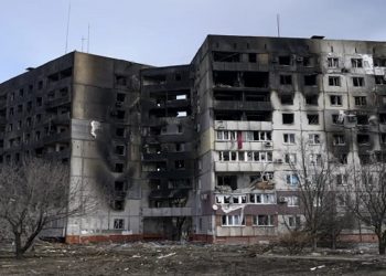 Ucrânia: forças russas bombardeiam escola de arte que abrigava 400 civis em Mariupol
