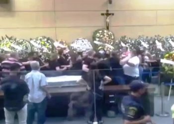 Esposa do vereador relatou que se despedia do companheiro quando foi ofendida e agredida por familiares e pessoas que estavam no velório do político, em Guarujá