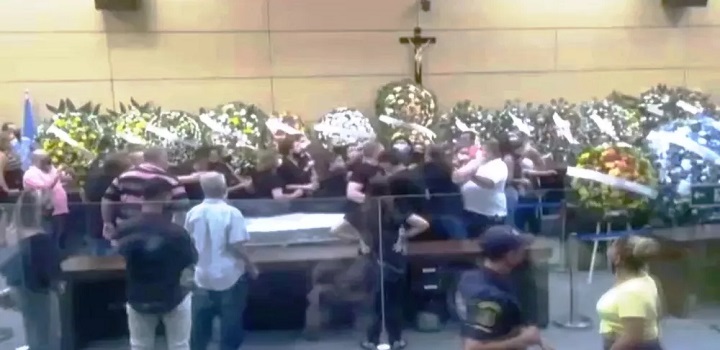 Esposa do vereador relatou que se despedia do companheiro quando foi ofendida e agredida por familiares e pessoas que estavam no velório do político, em Guarujá