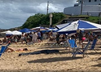 Salvador: Banhistas continuaram tomando sol normalmente ao lado do corpo de homem que morreu na praia