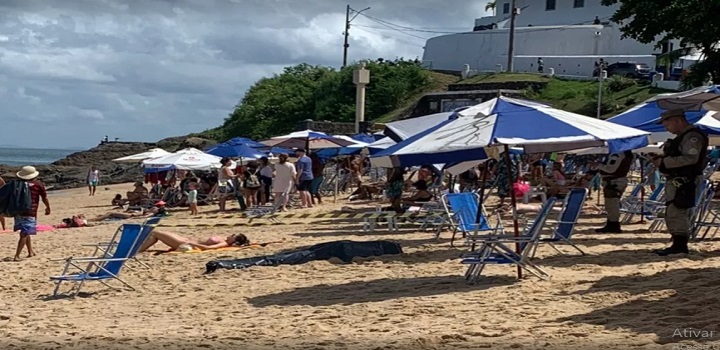Salvador: Banhistas continuaram tomando sol normalmente ao lado do corpo de homem que morreu na praia