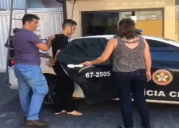 Homem mata a mãe e fere a prima no RJ