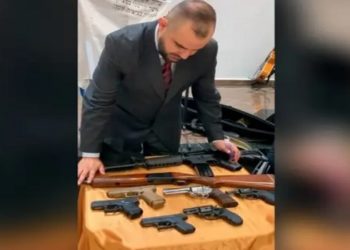 Pastor benze armas em igreja evangélica no Paraná