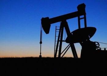 Por depender do mercado externo, a guerra na Ucrânia pode levar a uma alta nos combustíveis aqui no Brasil.