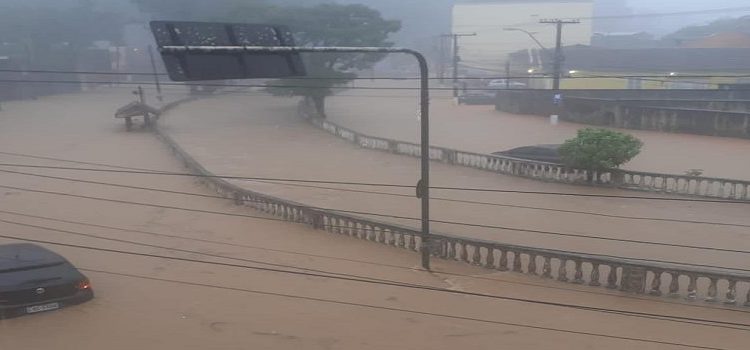 Temporal de domingo em Petrópolis tem cinco mortos e desaparecidos, afirma Defesa Civil