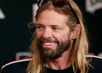 Taylor Hawkins, baterista do Foo Fighters, morreu de overdose de drogas.