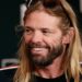 Taylor Hawkins, baterista do Foo Fighters, morreu de overdose de drogas.