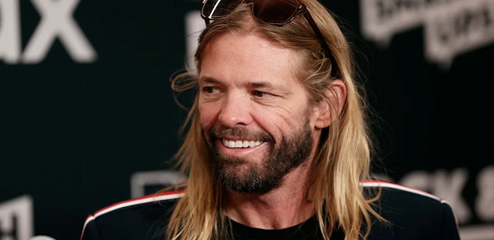 Taylor Hawkins, baterista do Foo Fighters, morreu de overdose de drogas.