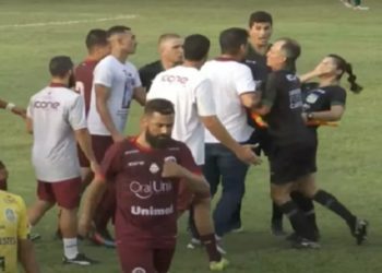 técnico Rafael Soriano, da Desportiva Ferroviária, foi demitido do comando da equipe no domingo (10) após dar uma cabeçada na assistente de arbitragem Marcielly Netto