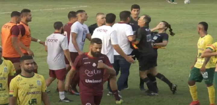 técnico Rafael Soriano, da Desportiva Ferroviária, foi demitido do comando da equipe no domingo (10) após dar uma cabeçada na assistente de arbitragem Marcielly Netto