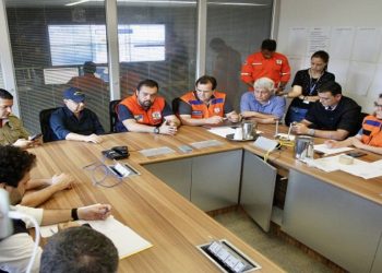 governador Cláudio Castro visitou neste domingo (03/04) a Costa Verde, região fortemente atingida pelas chuvas no fim de semana, e percorreu áreas afetadas pelo temporal