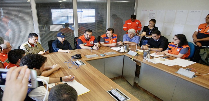 governador Cláudio Castro visitou neste domingo (03/04) a Costa Verde, região fortemente atingida pelas chuvas no fim de semana, e percorreu áreas afetadas pelo temporal
