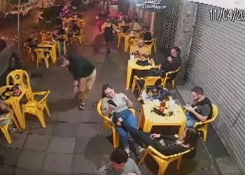 Em Porto Alegre, homem é ‘atacado’ por barata em bar e vídeo viraliza na internet