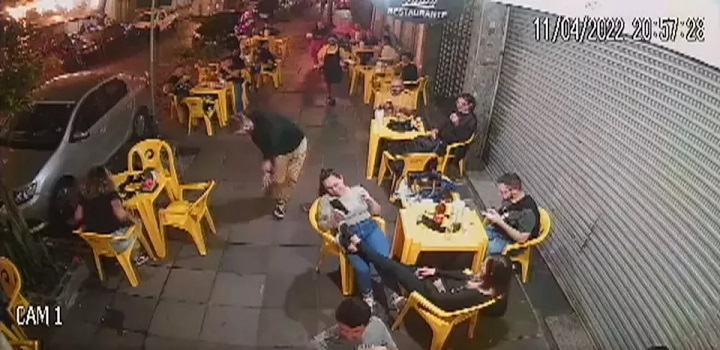 Em Porto Alegre, homem é ‘atacado’ por barata em bar e vídeo viraliza na internet