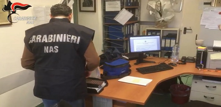 Um italiano foi preso com mais de 2,7 mil vídeos de pornografia infantil na província de Catânia, na região da Sicília, nesta quinta-feira. A detenção ocorreu após uma denúncia feita pela Justiça do Brasil.