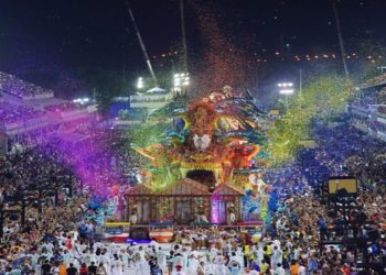 cARNAVAL EM ABRIL: carnaval nas principais capitais do país, adiado para este mês por causa da pandemia.