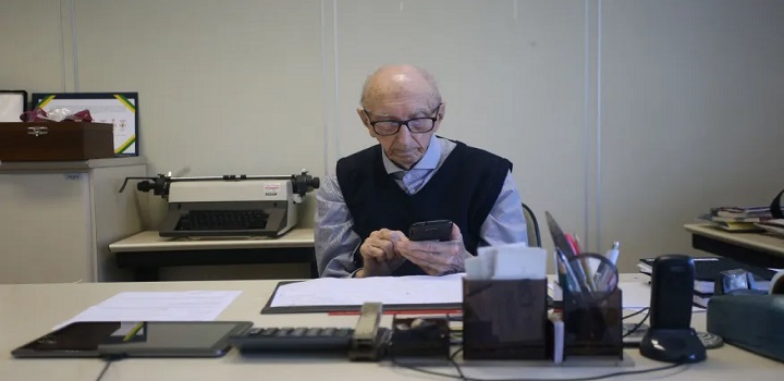 Brasileiro bate recorde ao trabalhar 84 anos na mesma empresa Segundo ele, o segredo é fazer o que ama e se preocupar com a alimentação