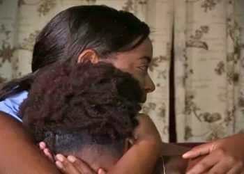 Colégio Militar expulsa menina de 13 anos de aula na Bahia após classificar cabelo crespo da aluna como “não adequado”