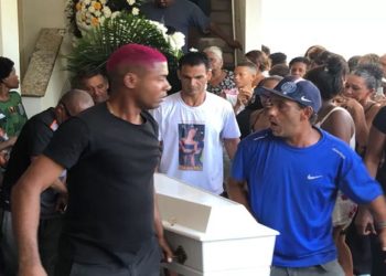 Enterro de Raquel Antunes, menina que teve perna esmagada no RJ