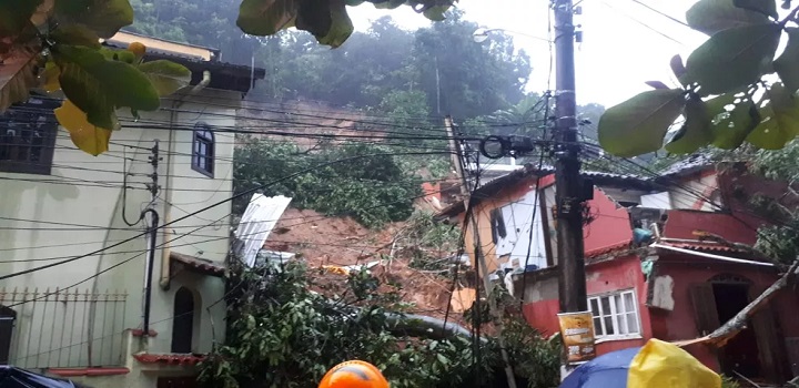 Deslizamento de terra atinge casas e deixa onze moradores desaparecidos em Angra dos Reis