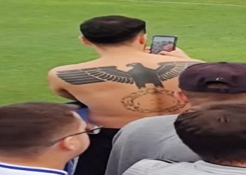 homem é flagrado com tatuagem nazista em jogo do São Raimundo-AM