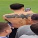 homem é flagrado com tatuagem nazista em jogo do São Raimundo-AM