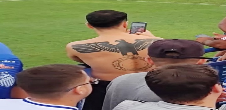 homem é flagrado com tatuagem nazista em jogo do São Raimundo-AM