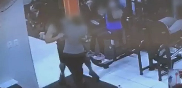 Mulher leva mordida de homem em academia